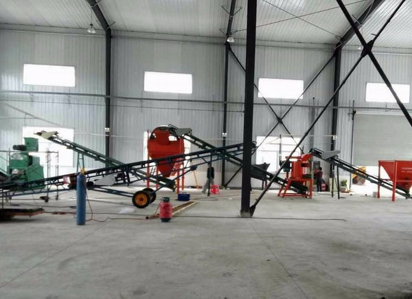 為什么有機肥加工廠在堆制糞便時會添加秸稈作為輔助原料？